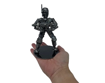 Escultura inspirada en Mandaloriano. 16,5 cm de alto. 100 % artesanal. Hecha con chatarra. El regalo perfecto y original para los fans de la ciencia ficción.