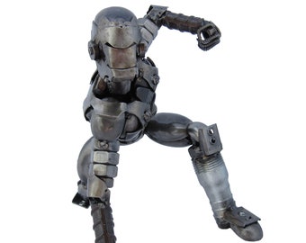 Rzeźba inspirowana Ironmanem. 9 cali wysokości. 100% ręcznie robione. Wszystkie części z recyklingu. Najlepszy prezent dla osób, które kochają filmy science fiction!