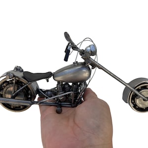 Sculpture moto 4 moteurs. 4,5 pouces de haut. 100 % fait main. Toutes les pièces recyclées. Le cadeau parfait et original pour les fans de science-fiction