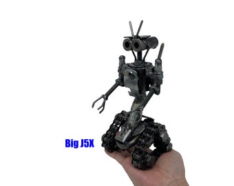 Escultura inspirada en Johnny Five. 9,5 pulgadas de alto, 100% hecho a mano. Todas las piezas recicladas. ¡El mejor regalo para las personas que aman las películas de comedia de ciencia ficción!