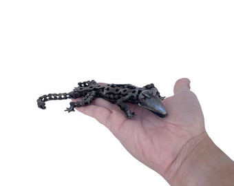 Sculpture de lézard. 2 pouces de large. 100% fait main. Toute pièce recyclée. Le cadeau idéal pour les amateurs de reptiles.