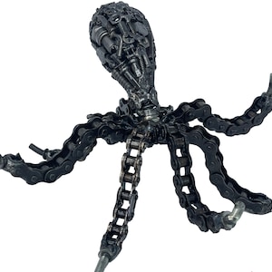 タコの金属彫刻。高さ 5.5 インチ。100% ハンドメイド。すべての部品はリサイクルされています。タコ好きの方への最高の贈り物