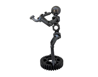 Escultura de saxofonista. 15 cm de alto. 100 % hecha a mano. Todas las piezas son recicladas. ¡El mejor regalo para cualquier ocasión!