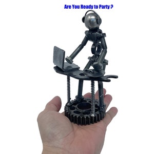 Escultura de DJ. 15 cm de alto. 100 % hecha a mano. Todas las piezas son recicladas. El diseño perfecto para los amantes de los DJ.