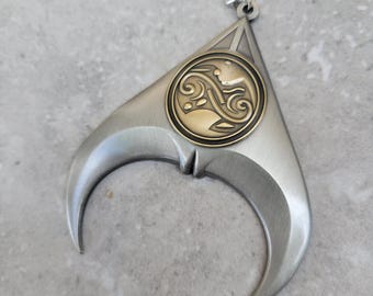 Collar de laberinto con medallón de metal desgastado del Rey Goblin de Jareth para cosplay
