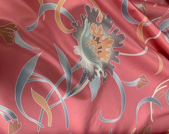 Tela floral rosa con estampado personalizado del icónico sofá de Las Chicas de Oro