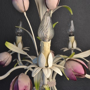 Pu&ograve; includere: Un lampadario in metallo bianco con fiori rosa a forma di tulipano e lampadine in vetro trasparente. Il lampadario ha uno stile vintage ed &egrave; perfetto per aggiungere un tocco di eleganza a qualsiasi stanza.