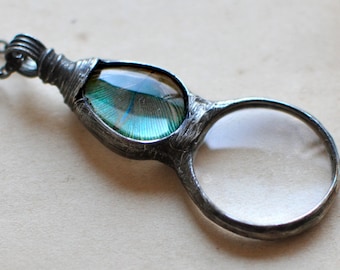 collana celeste, collana con vero pavone, collana con lente d&#39;ingrandimento, lente d&#39;ingrandimento indossabile, ciondolo con lente d&#39;ingrandimento, piuma di pavone