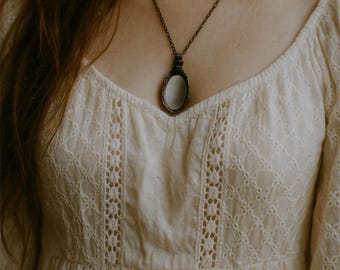 Halsband med spegel i målat glas: Smycken med hänge i spegelglas
