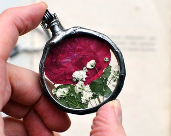 Collier fleurs pressées, pendentif rose véritable, pendentif fleurs séchées, collier bouton de rose, collier roses roses, collier roses, cadeau pour petite amie
