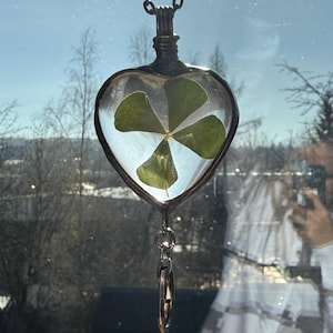 Foul Leaf Clover, ID Badge Holder Necklace, Lanyard Necklace, Name Badge Lanyard, Pressed Flower Necklace, Floral Lanyard, Badge Holder