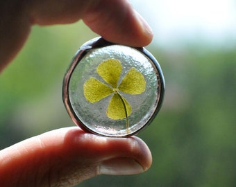 Glücksbringer, Geldmünze mit Kleeblatt, echtes vierblättriges Kleeblatt, Glücksbringer, Kleeblattanhänger, gepresste Blume, Glücksgeschenk