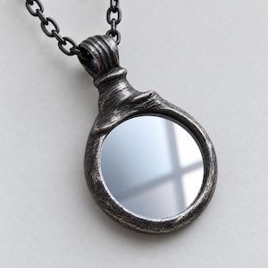 Spegelhalsband, hänge i äkta glas, handgjord ram i antik silverfärg, lång kedja