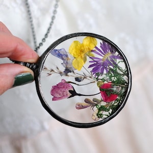 Terrarium Jewelry, Botanical Necklace, Flower Jewelry, Pressed Flower Necklace, Stained Glass Jewelry, MARIAELA, meadow pendant