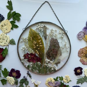 Panneau en verre fleurs de mai • Art floral en vitrail fait main • Cadeau naissance mai • Muguet, lilas et rhododendron