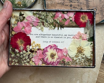 Lijst met geperste bloemen: glas-in-lood kunst aan de muur met bijbelteksten