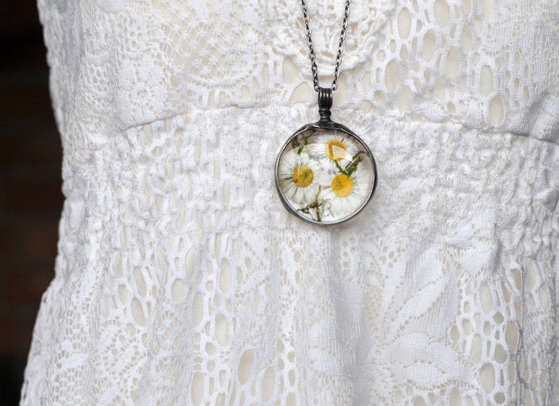 real daisy necklace, terrarium jewelry, fairytale gifts, bridesmaid gifts, my bridesmaid, bridesmaid proposal image 4