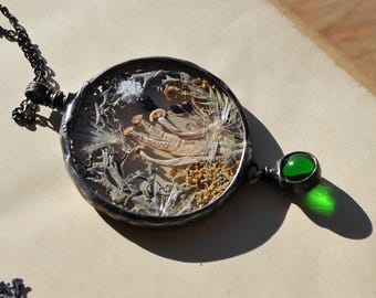 Pilz Halskette - Waldglas Anhänger mit grüner Kugel und Moos, handgemachter botanischer Schmuck, Geschenk für Sie