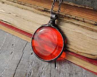 Bijoux, pendentif rouge, nostalgique, verre rouge, verre fondu, collier de déclaration, verre rouge par MARIAELA, suncather