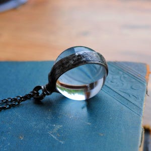 Halsband med klart glaskula – Hänge med transparent glaskula på lång kedja bild 4