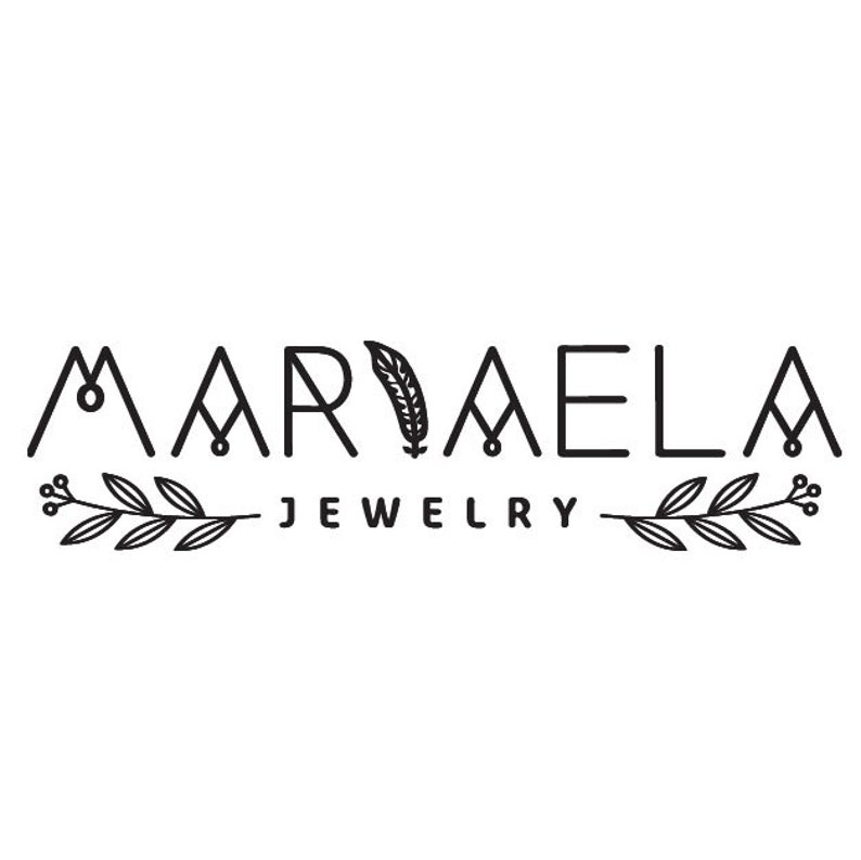 K&ouml;nnte beinhalten: Ein Logo f&uuml;r ein Schmuckunternehmen namens "MARIELA JEWELRY". Das Logo zeigt eine stilisierte Feder und florale Akzente.