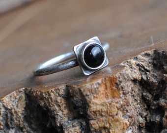 Anillo de ónix negro US 7.5, anillo de plata de ónix, joyería de verano, anillos, anillo de apilamiento, anillo de piedras preciosas, plata de ley, anillo apilable de MARIAELA