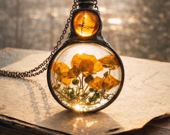 Halsband med gult blommotiv och äkta smörblomma – Handgjort glashänge – Elegant botanisk present till henne