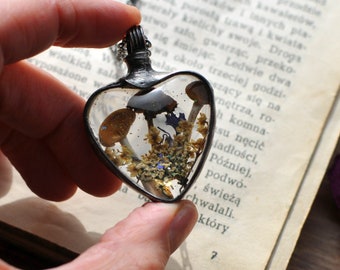 Mushroom Necklace – Real Woodland Terrarium with Preserved Moss – Cottagecore Fairycore Gift