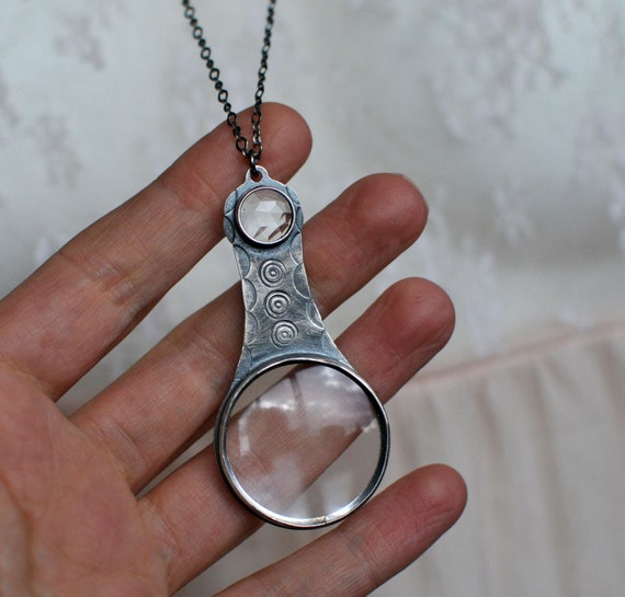 Antique Silver Chain Cross Design 5 X Magnifying Glass Locket Pendant Necklace Antique Silver Chain Cross Design 5 X Magnifying Glass Locket Pendant Necklace
