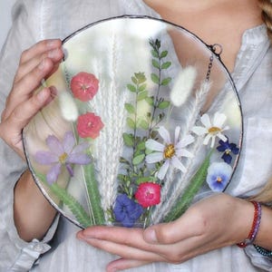 Round Pressed Flower Frame – Botanical Stained Glass Art Hanging Wall Decor