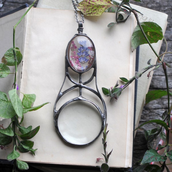 Collier Bruyère, Collier Monocle, Verre de lecture, Collier de lentilles, Collier Optique, Monocle Grossissant, Mariaela, Cadre de fleurs pressées