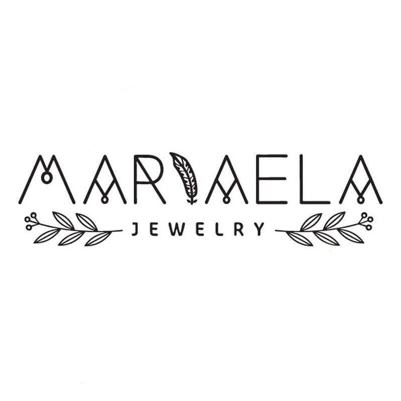 K&ouml;nnte beinhalten: Ein schwarz-wei&szlig;es Logo f&uuml;r ein Schmuckunternehmen namens "MARIELA JEWELRY". Das Logo zeigt eine stilisierte Feder und zwei Zweige mit Bl&auml;ttern.