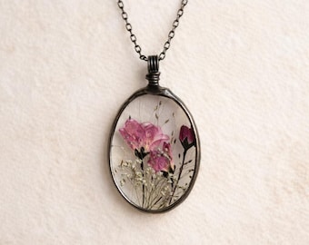 Pressad Blomhalsband – Ovalt Glashänge med Äkta Rosa Blommor