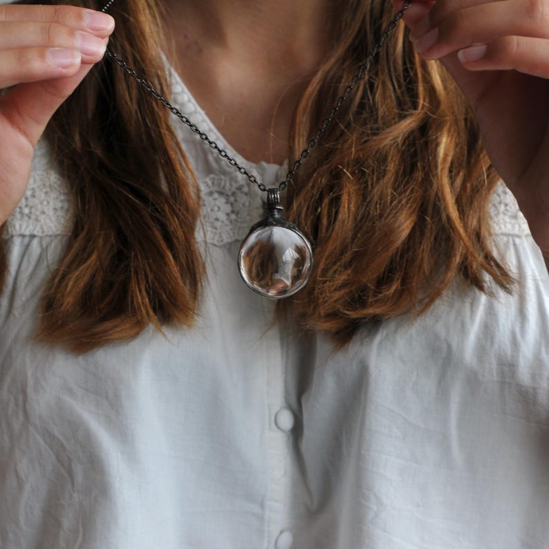 Halsband med klart glaskula – Hänge med transparent glaskula på lång kedja bild 5