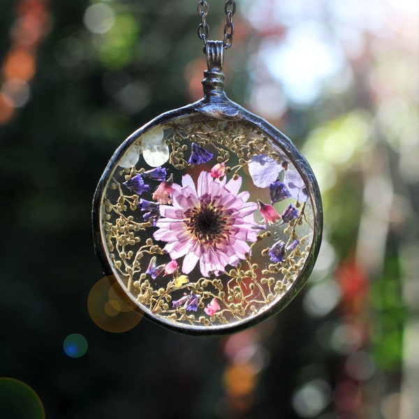 Violet, Mariaela, Bijoux Terrarium, Collier Botanique, Pendentif Meadow, Collier de Fleurs Pressées, Bijoux en Vitraux, Bijoux de Fleurs