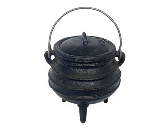 Vintage Lidded Metal Witches Cauldron, Small Cast Iron Witches Cauldron, Wiccan Altar, Wicca Pagan, Witchcraft, Spell Cauldron, Travel Alter
