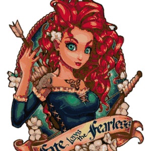 Könnte beinhalten: Eine digitale Illustration einer Frau mit langen roten Haaren, die ein grünes und blaues Kleid trägt und einen Bogen und Pfeil hält. Sie ist umgeben von weißen Blumen und einem Banner mit der Aufschrift "Das Schicksal liebt die Furchtlosen".