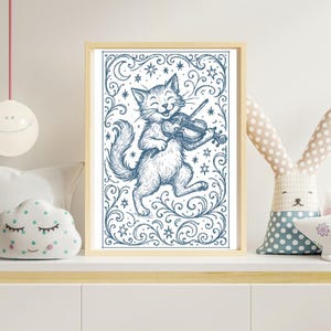 Puede incluir: Ilustración enmarcada en azul y blanco de un gato tocando el violín. El gato sonríe y está rodeado de estrellas y espirales. La obra de arte está en un marco de madera y se exhibe en una estantería blanca con objetos decorativos.