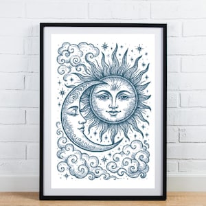 Pode incluir: Uma impressão de arte emoldurada com um design celestial. A obra de arte retrata um sol sorridente e uma lua crescente com um rosto, rodeados por nuvens e estrelas. A ilustração é em tons de azul e branco, sobre um fundo branco.