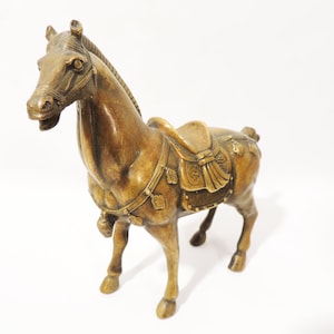 Mosiężna figurka konia z siodłem