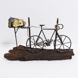 bicyclette et boîte aux lettres rustiques vintage sur la sculpture de bois flotté