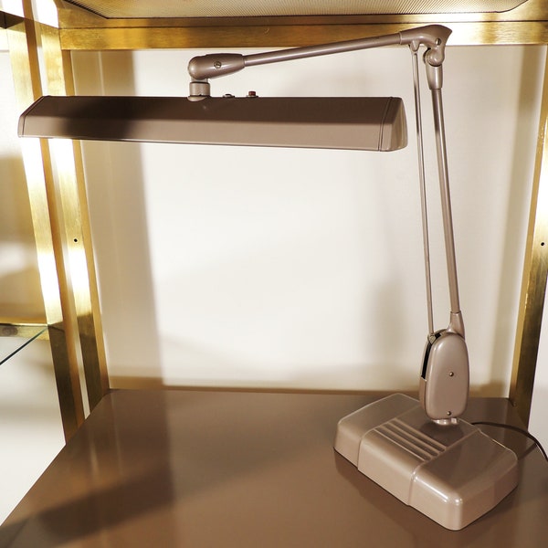 Modernist Era Original Dazor Floating Articulated Industrial Office Desk Lamp