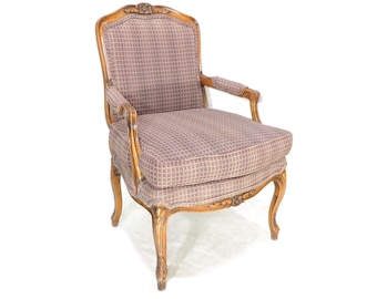 Sillón de recibidor vintage Henredon de estilo provenzal francés con estructura de madera tallada y diseño floral.