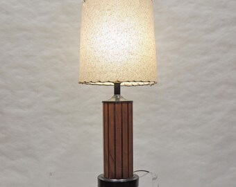Lámpara de mesa cilíndrica vintage de la época MCM con detalles de madera de Worlds Fair