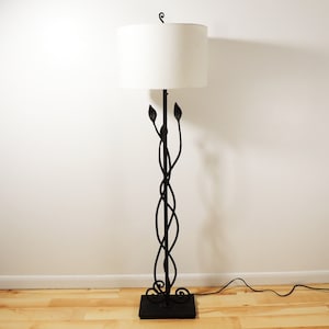 Lampadaire floral noir postmoderne avec abat-jour par Quoizel