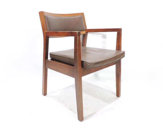 Poltrona da conferenza MCM Era in legno vinilico marrone Italia