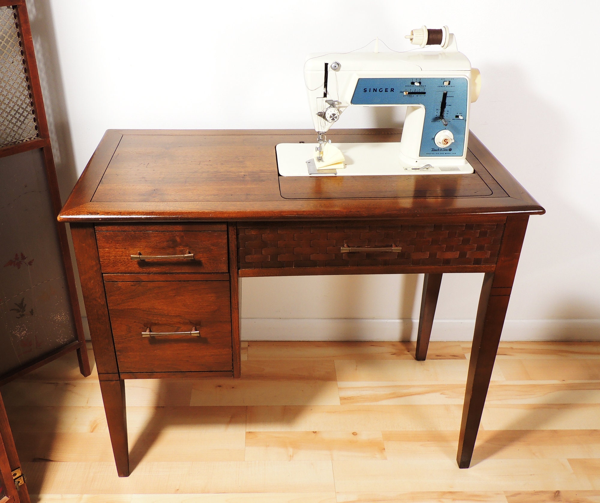 Maquina coser eléctrica SINGER tipo valija (parte de madera a restaurar) –  Inmobiliaria Versacci