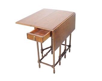 Mesa plegable vintage Henredon con alas abatibles, de madera maciza y cajón, estilo campestre francés.