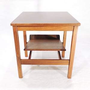 MCM Era BL Mesa auxiliar de madera con tapa de mármol y formica y estantería inferior