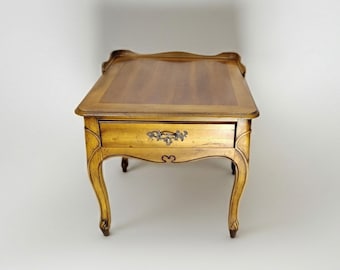 Mesitas auxiliares rústicas de madera estilo provenzal francés vintage con cajones.